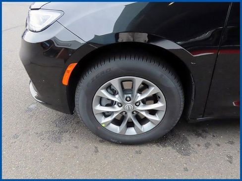 New 2026 Chrysler Pacifica Select image 4