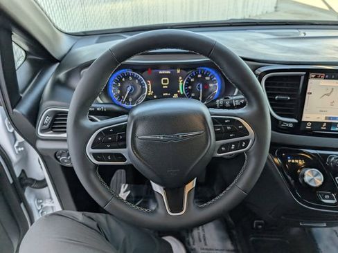 Used 2025 Chrysler Pacifica Select image 10