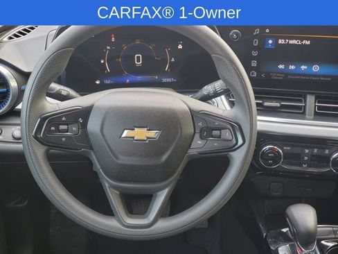 Used 2025 Chevrolet Trax LT FWD image 23
