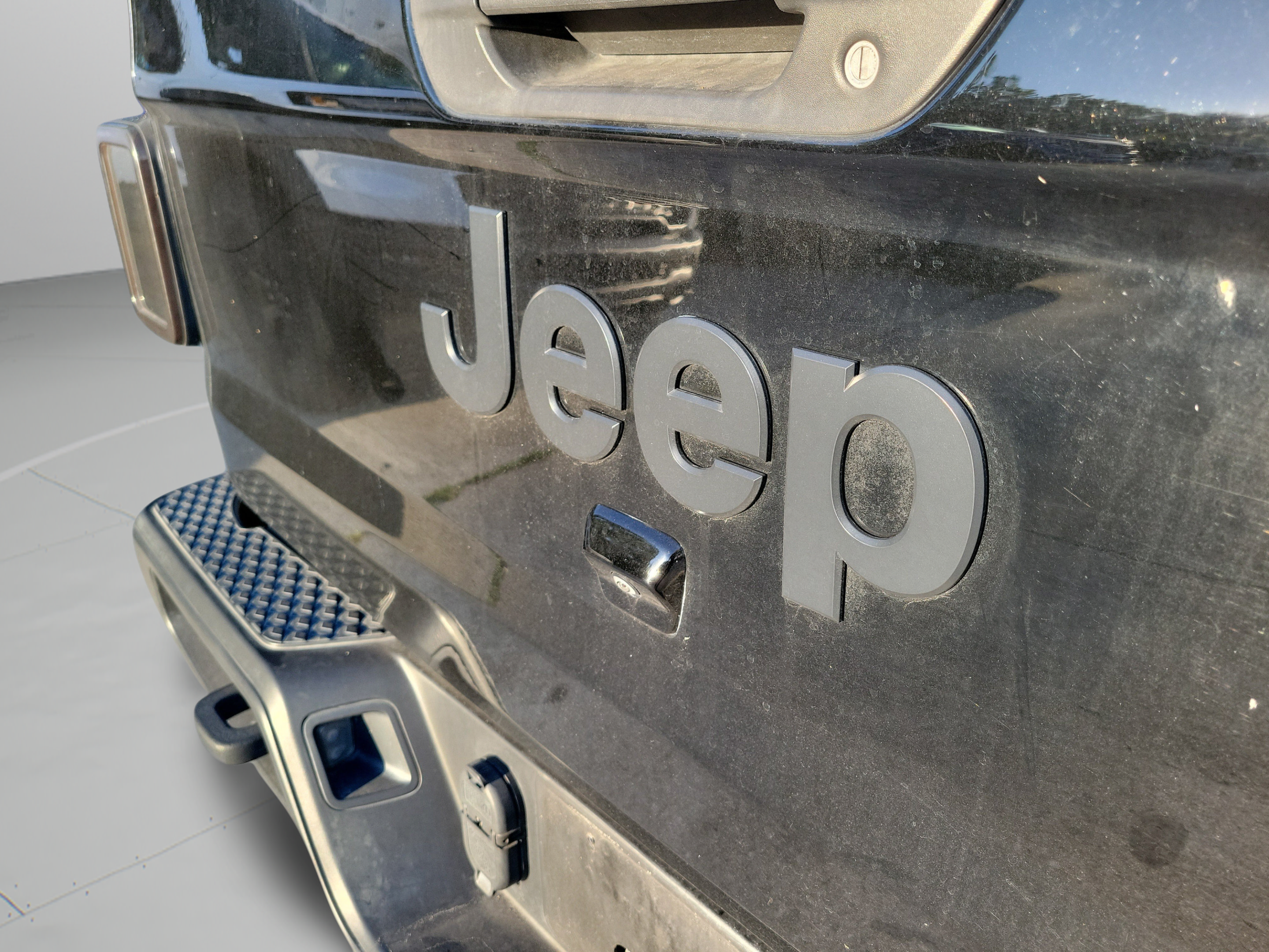 Certified 2023 Jeep Gladiator Sport AWD/4WD image 8