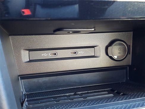 Certified 2025 Volkswagen Taos SE image 18