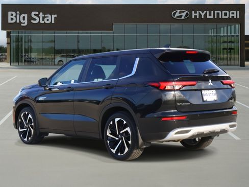 Used 2023 Mitsubishi Outlander SE image 3