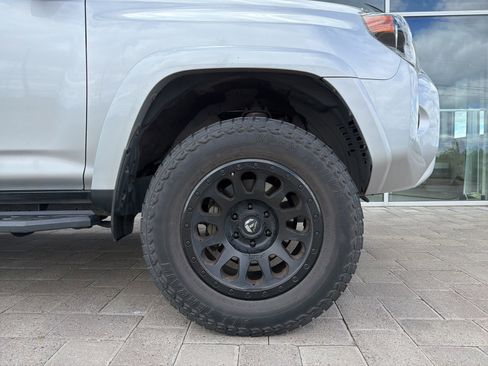 Used 2018 Toyota 4Runner SR5 AWD/4WD image 8