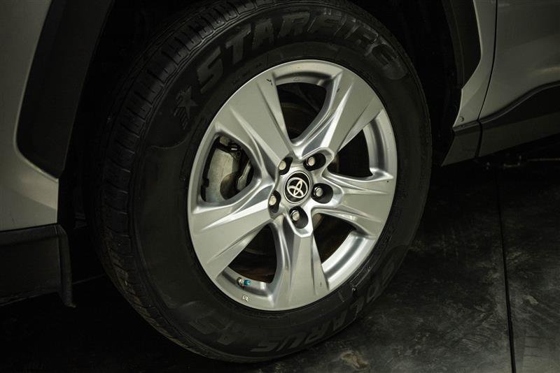Used 2023 Toyota RAV4 LE AWD/4WD image 3