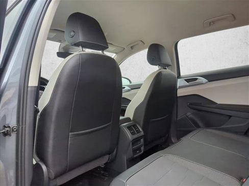 Used 2025 Volkswagen Taos SE FWD image 14
