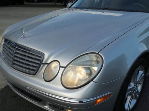 Used 2004 Mercedes-Benz E 500 4MATIC Sedan image 11