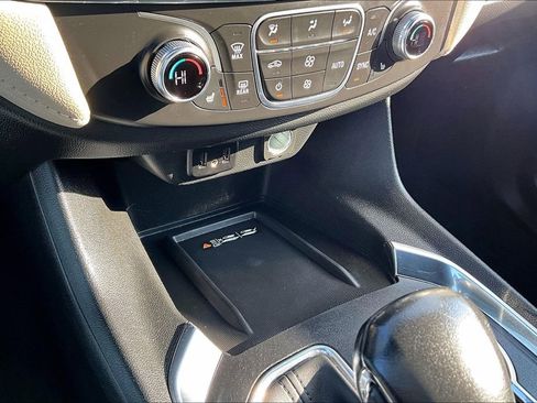 Used 2022 Chevrolet Traverse LT image 33