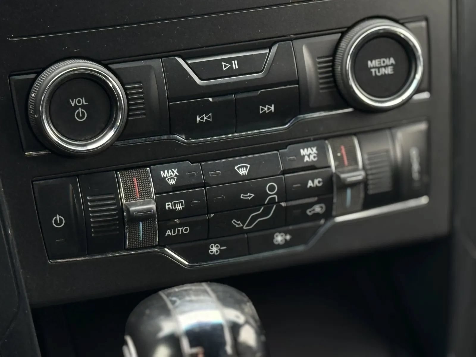 Used 2019 Ford Explorer XLT w/ Equipment Group 201A FWD image 35