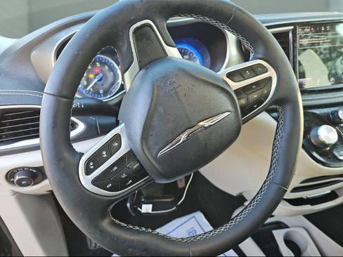 Used 2023 Chrysler Pacifica Touring-L image 11