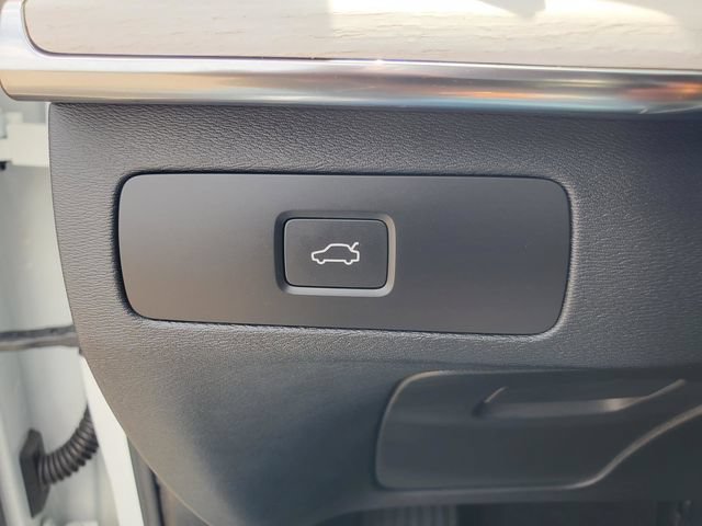 Certified 2025 Volvo XC90 B5 Ultra AWD/4WD image 18