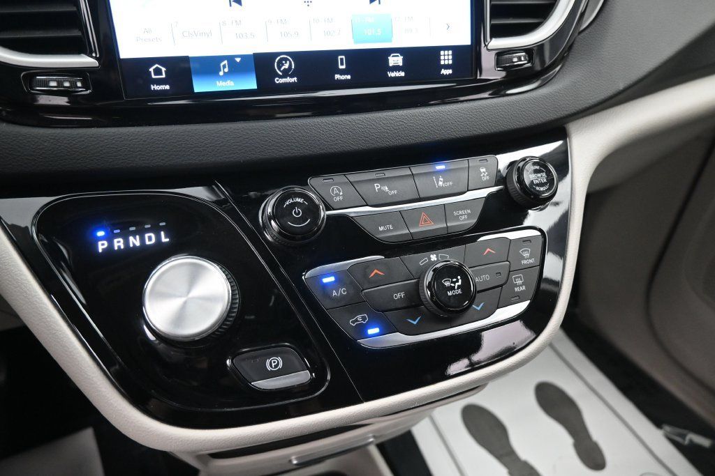 Used 2023 Chrysler Pacifica Touring-L FWD image 24