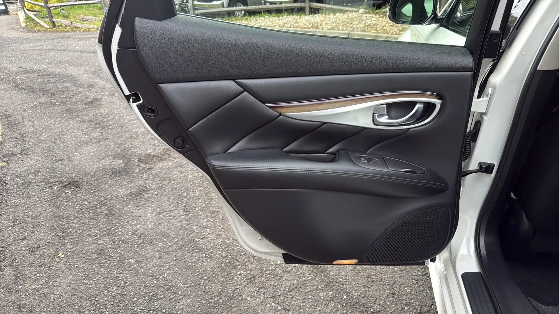 Used 2015 INFINITI Q70 3.7 w/ Deluxe Touring Package AWD/4WD image 14