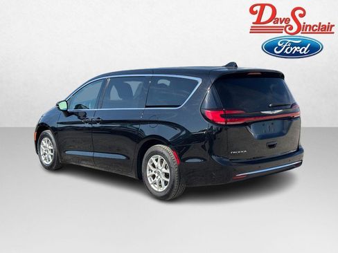 Used 2024 Chrysler Pacifica Touring-L FWD image 9