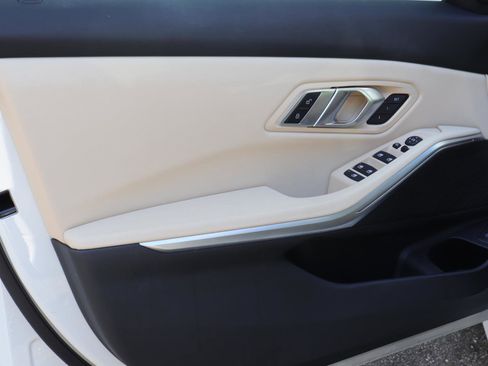 Used 2023 BMW 330i Sedan w/ Premium Package image 9