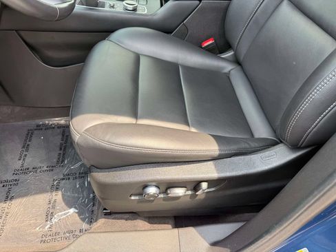 Used 2025 Cadillac XT4 Premium Luxury FWD image 3