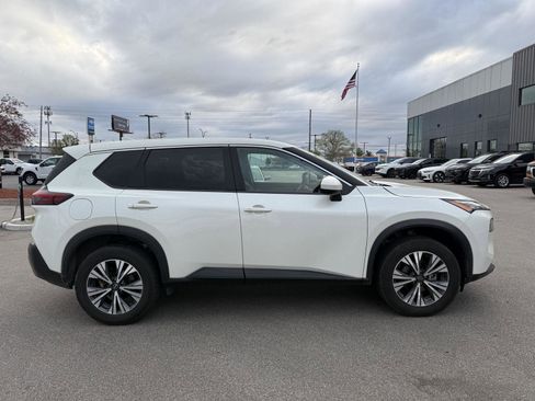 Used 2023 Nissan Rogue SV image 2