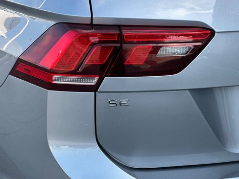 Used 2024 Volkswagen Tiguan SE image 37