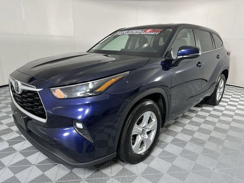 Used 2025 Toyota Highlander LE FWD image 4