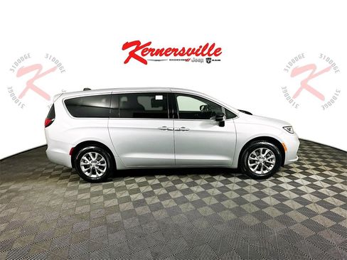 New 2026 Chrysler Pacifica Limited image 8