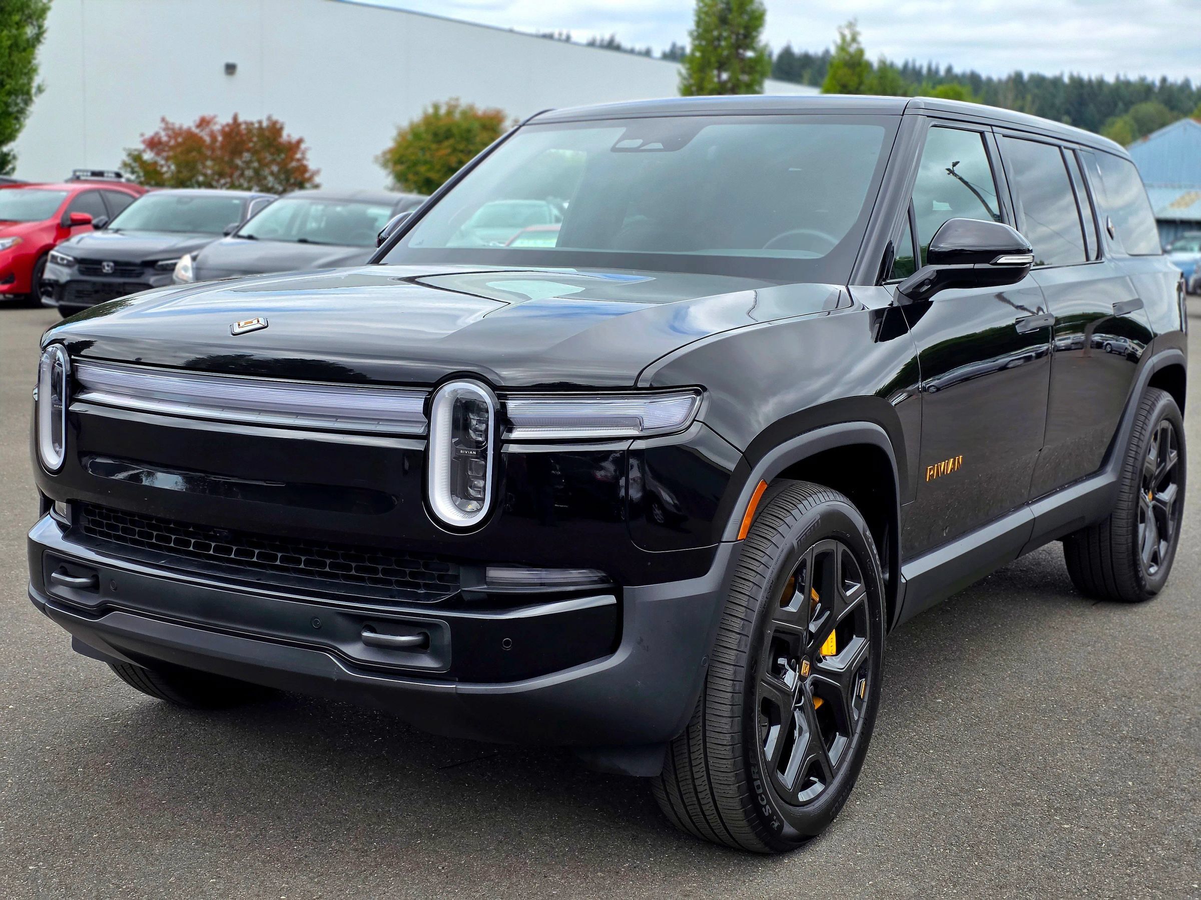 Used 2025 Rivian R1S Premium Dual AWD/4WD image 5