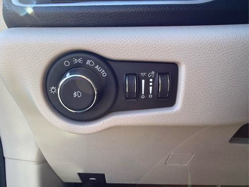 Used 2023 Chrysler Pacifica Touring-L FWD image 29