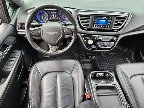 Used 2020 Chrysler Pacifica Touring w/ S Appearance Package image 10