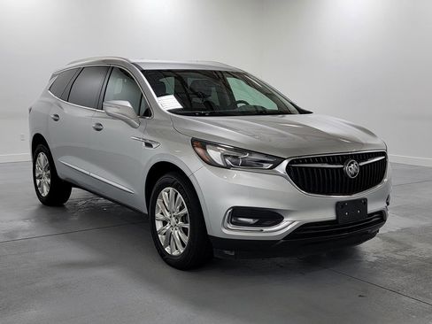 Used 2020 Buick Enclave Essence image 2