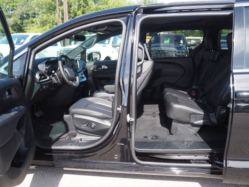 New 2025 Chrysler Pacifica Select w/ Uconnect Theater Family Group image 13