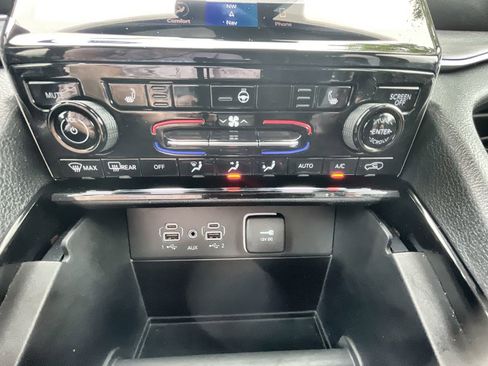 Used 2023 Jeep Grand Cherokee Limited w/ Black Appearance Package RWD image 18