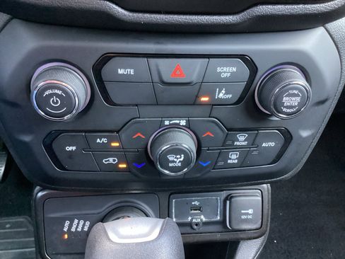 Used 2023 Jeep Renegade Latitude AWD/4WD image 19