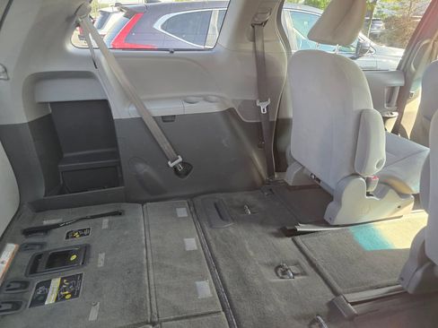 Used 2015 Toyota Sienna LE AWD/4WD image 11