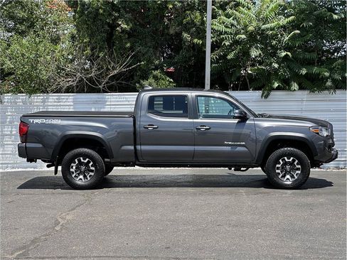 Used 2018 Toyota Tacoma TRD Off-Road w/ TRD Premium Off Road Package AWD/4WD image 9