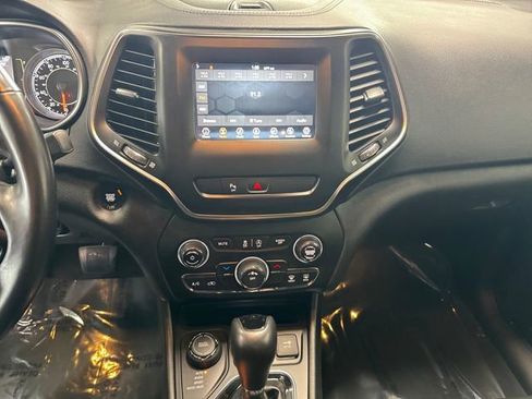 Used 2020 Jeep Cherokee Latitude Plus AWD/4WD image 5