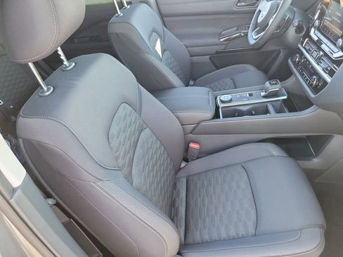 New 2025 Nissan Pathfinder SV image 18