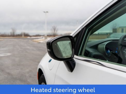 Used 2024 Chrysler Pacifica Select image 18