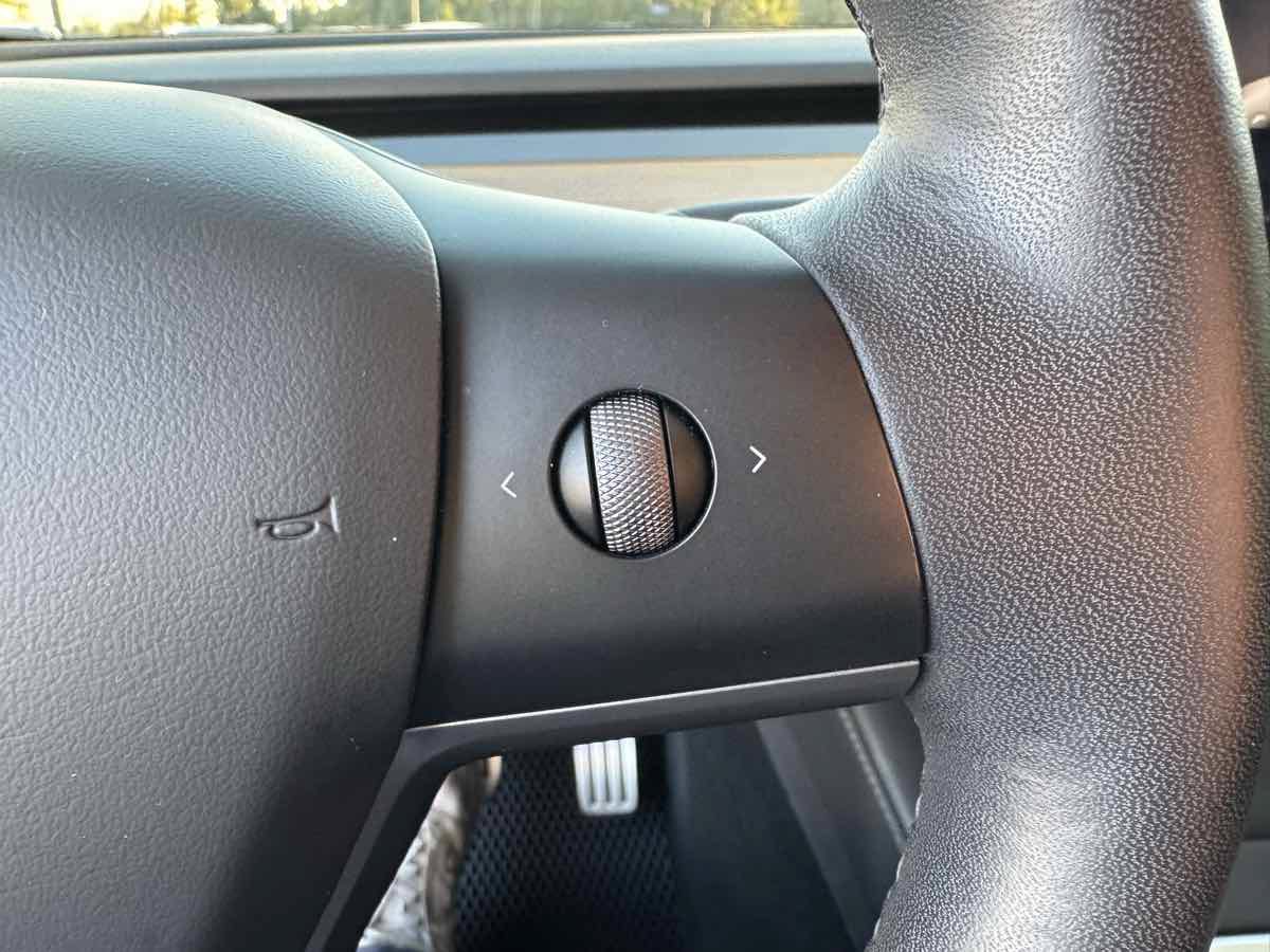 Used 2022 Tesla Model Y Performance AWD/4WD image 17