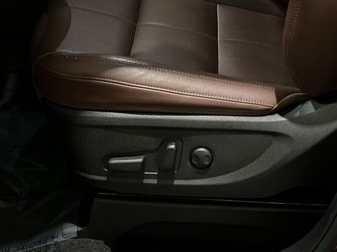 Used 2024 Kia Telluride EX w/ EX Captain's Chair Package AWD/4WD image 19