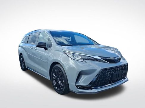 Used 2023 Toyota Sienna XSE image 3