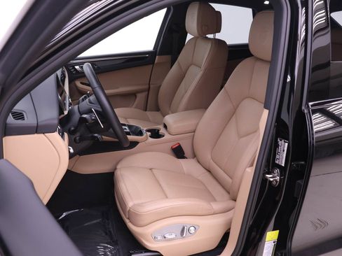 Used 2026 Porsche Macan AWD/4WD image 5