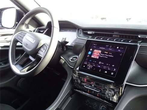 Used 2025 Jeep Grand Cherokee L Altitude image 7