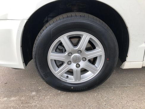 Used 2011 Chrysler Town & Country Touring FWD image 4