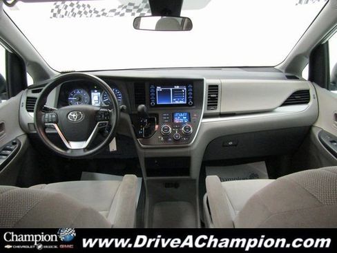 Used 2020 Toyota Sienna L image 14