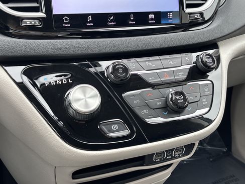Used 2023 Chrysler Pacifica Touring-L FWD image 22