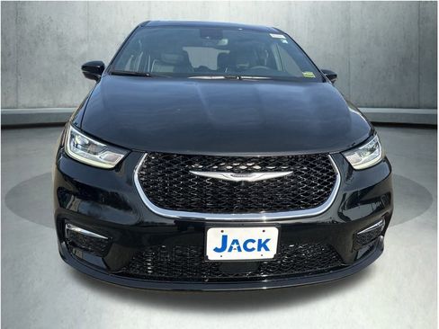 New 2026 Chrysler Pacifica Limited image 9