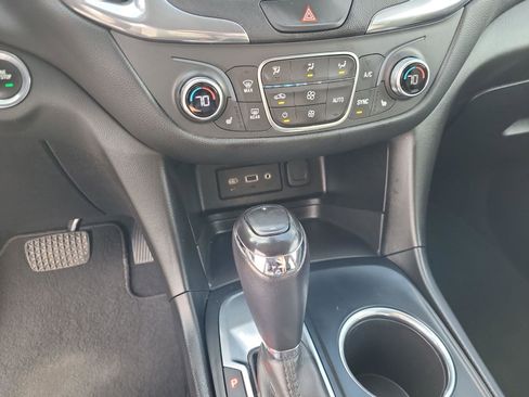 Used 2019 Chevrolet Equinox LT w/ Driver Convenience Package image 16