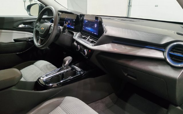 Used 2025 Chevrolet Trax LT FWD image 16