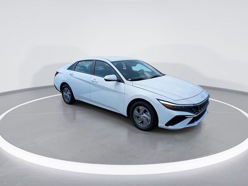 New 2026 Hyundai Elantra SE image 2