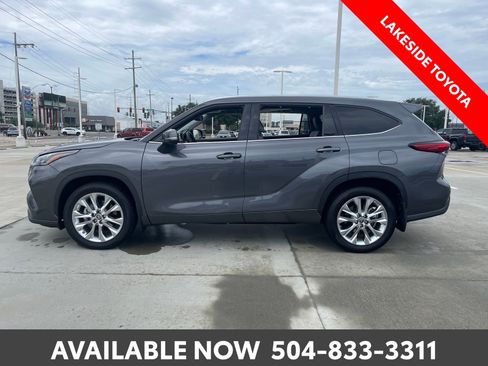 Used 2023 Toyota Highlander Limited FWD image 2