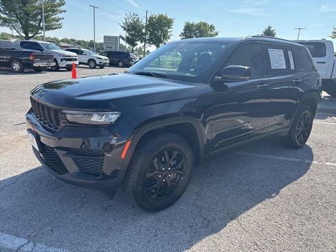 Used 2025 Jeep Grand Cherokee Altitude AWD/4WD image 13