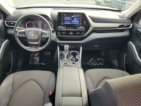 Used 2022 Toyota Highlander LE AWD/4WD image 15
